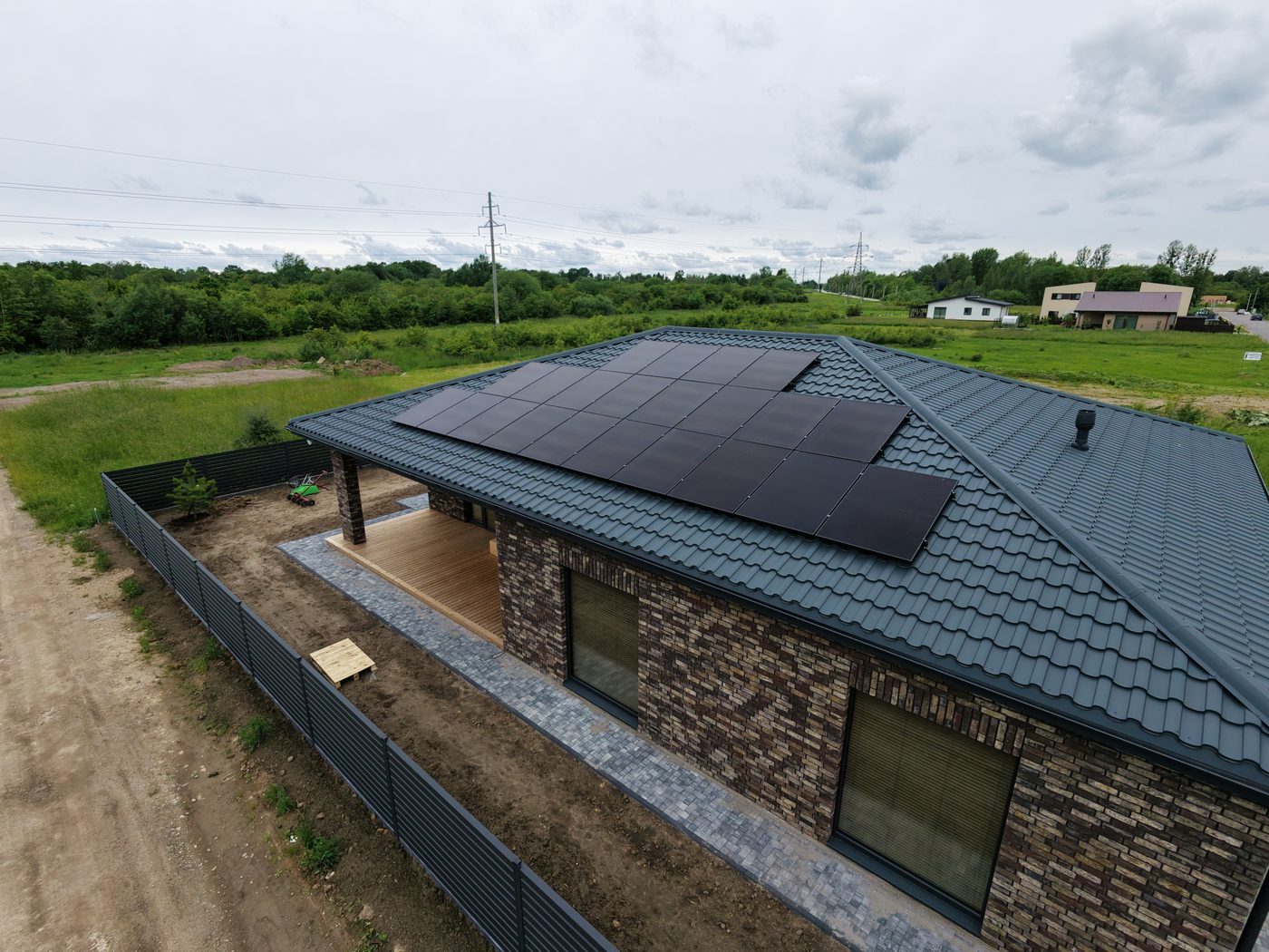 Lasetros sumontuota saulės elektrinė ant gyvenamojo namo