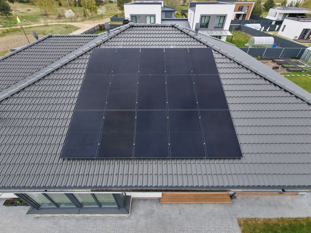 Saulės elektrinė ant modernaus namo čerpių stogo, vaizdas iš viršaus