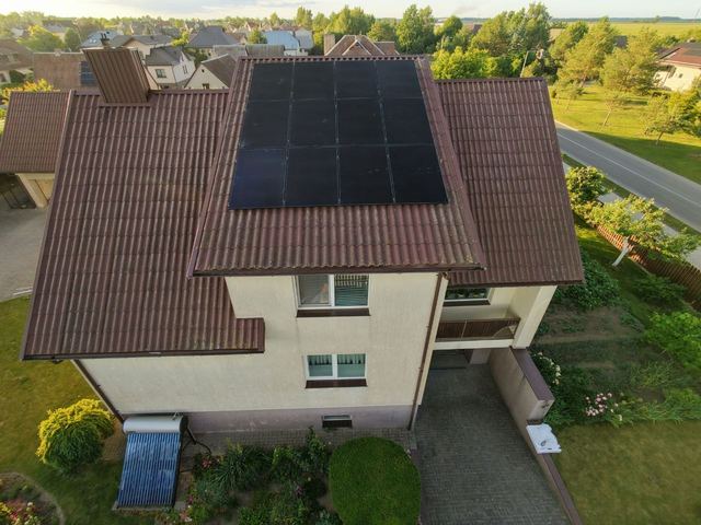 Saulės elektrinė ant dviejų aukštų gyvenamojo namo stogo
