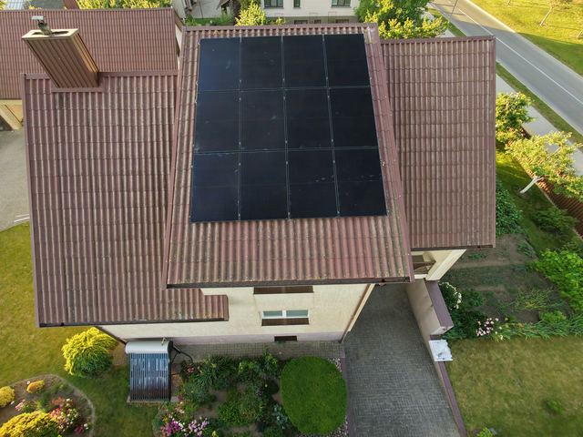 Saulės elektrinė ant gyvenamojo namo stogo, vaizdas iš viršaus