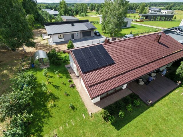 Sodybos saulės elektrinė iš paukščio skrydžio