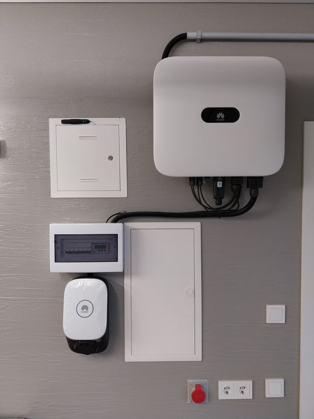 Inverteris ir elektromobilio įkrovimo stotelė ant sienos